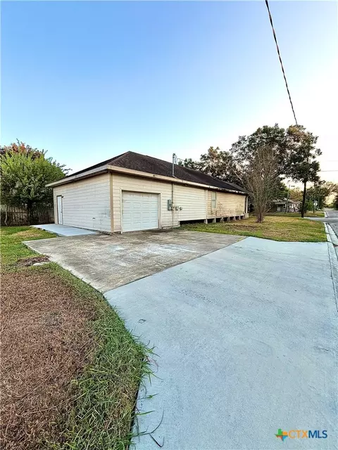 802 S Colorado St, Port Lavaca, TX 77979
