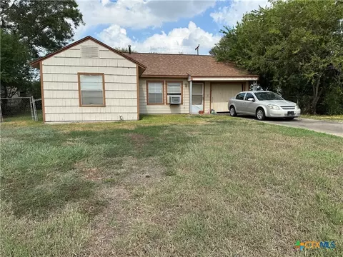 121 Lubbock St, Port Lavaca, TX 77979