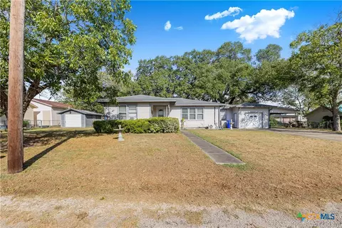 408 Davidson St, Yoakum, TX 77995