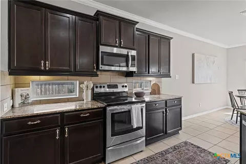 Kitchen - 504 Copper Ridge Loop, Temple, TX 76502 photo 3 of 5