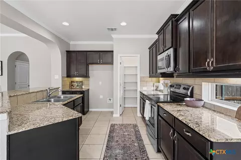 Kitchen - 504 Copper Ridge Loop, Temple, TX 76502 photo 2 of 5