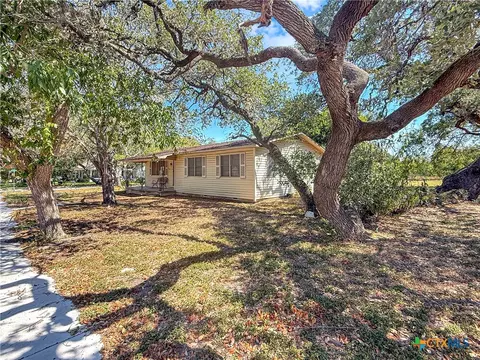 416 N Penn St, Flatonia, TX 78941