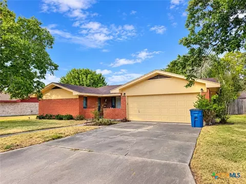 114 Linnville Dr, Port Lavaca, TX 77979