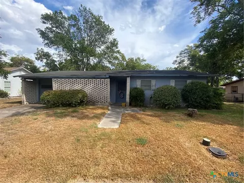 410 W 14th St, Shiner, TX 77984