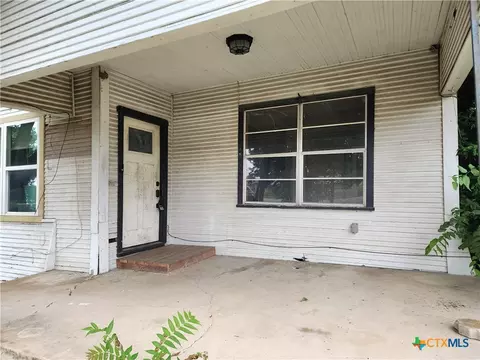 Exterior - 123 E Davis St, Luling, TX 78648 photo 2 of 3