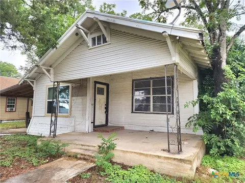 Exterior - 123 E Davis St, Luling, TX 78648 photo 1 of 3
