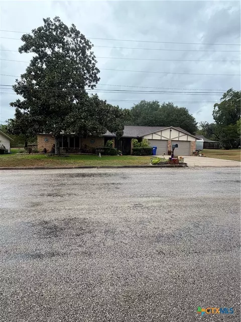 904 Carroll Dr, Yoakum, TX 77995