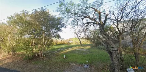 216 S Cherry St, Seguin, TX 78155