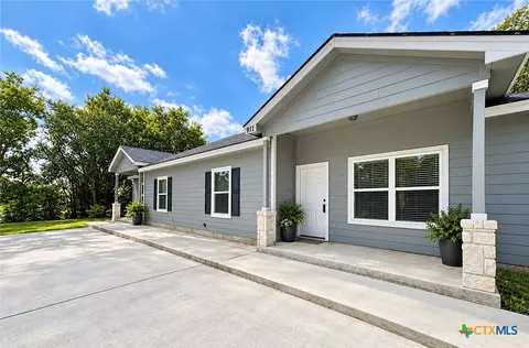 911 E Seideman St, Seguin, TX 78155