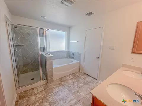Bath - 625 Bailey Park Dr, Jarrell, TX 76537 photo 3 of 4