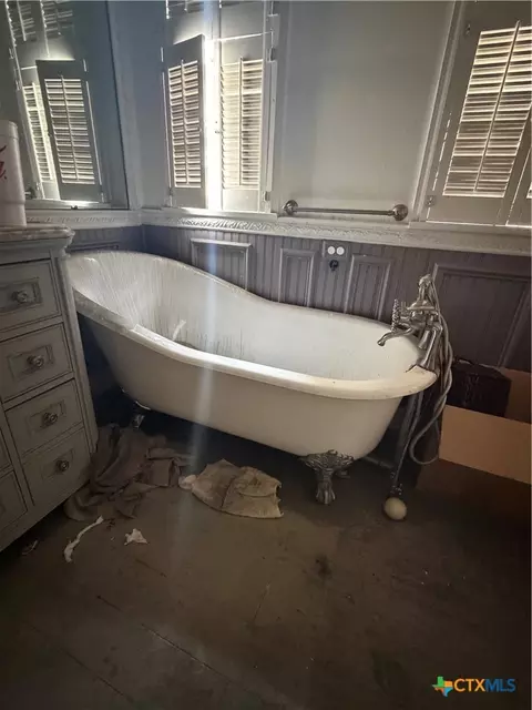 Bath - 302 3rd St, Cuero, TX 77954 photo 3 of 4