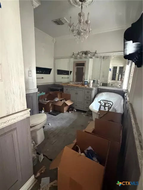 Bath - 302 3rd St, Cuero, TX 77954 photo 4 of 4