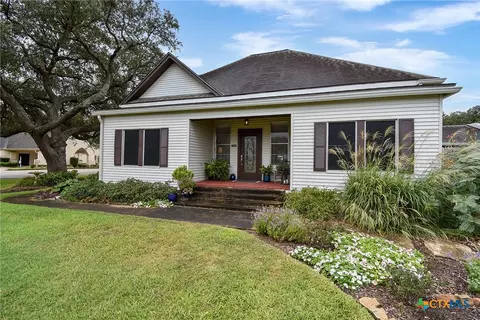 401 Fahrenthold St, El Campo, TX 77437