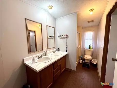 Bath - 685 Fox Ln, Lockhart, TX 78644 photo 1 of 3
