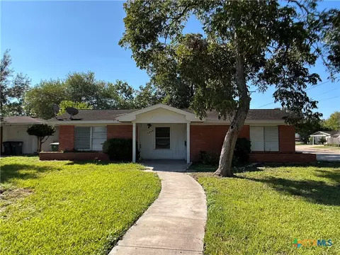 2101 E Mesquite Ln, Victoria, TX 77901