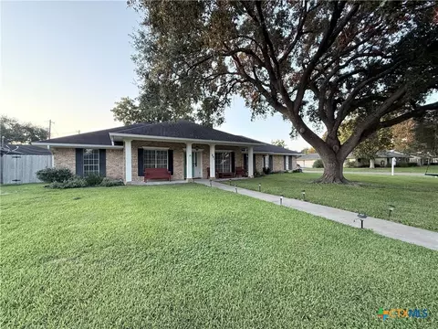 201 Nottingham Dr, Victoria, TX 77904