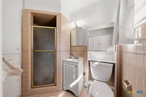 Bath - 307 E Zenith Ave, Temple, TX 76501 photo 2 of 2