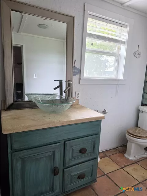 Bath - 503 E Dallas Ave, Seadrift, TX 77983 photo 1 of 3