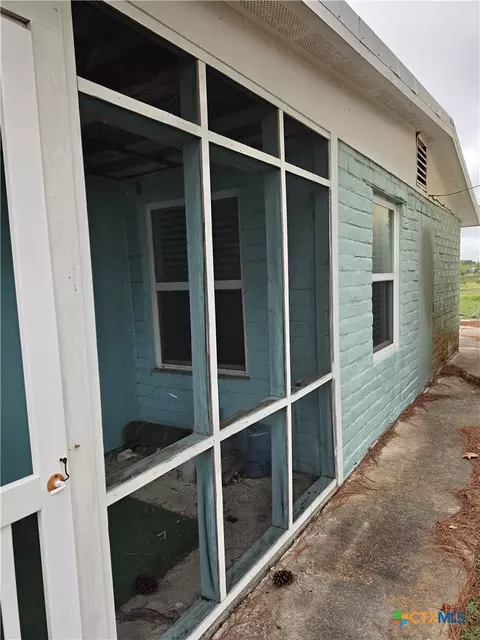 Exterior - 503 E Dallas Ave, Seadrift, TX 77983 photo 1 of 5