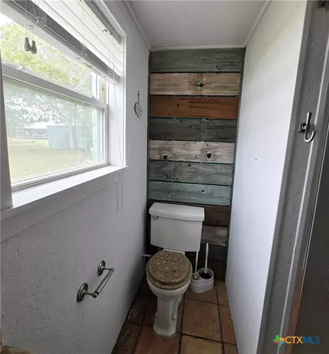 Bath - 503 E Dallas Ave, Seadrift, TX 77983 photo 3 of 3