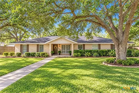 1210 E Gonzales St, Yoakum, TX 77995