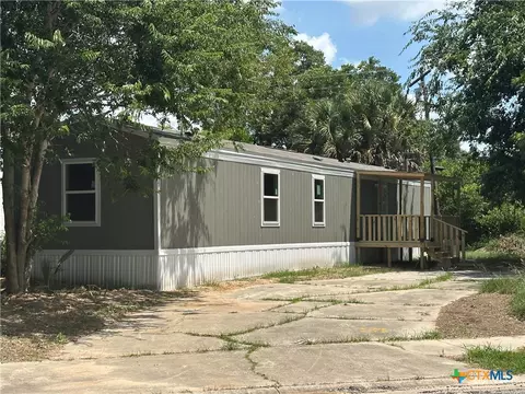717 Blyth Rd, Victoria, TX 77904