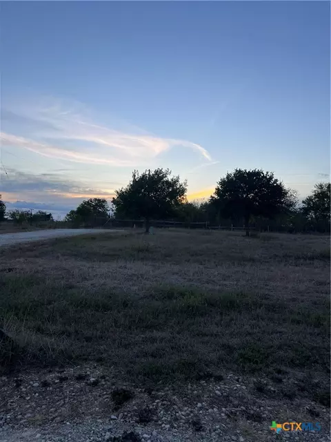 18 Horseshoe Dr, Gonzales, TX 78629