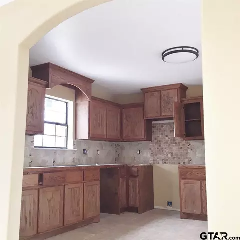 707 E 11th St, Mount Pleasant, TX 75455 photo 2