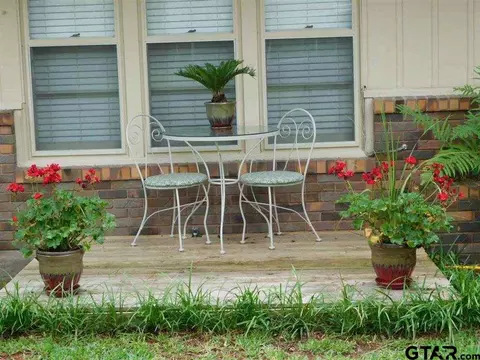 727 Pine St, Gilmer, TX 75644 photo 3
