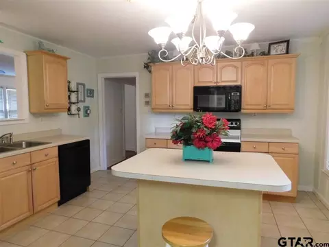 727 Pine St, Gilmer, TX 75644 photo 9