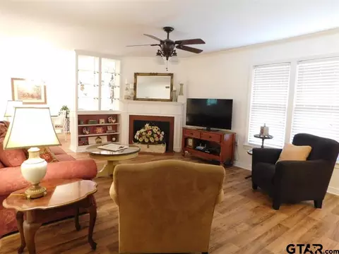 727 Pine St, Gilmer, TX 75644 photo 5