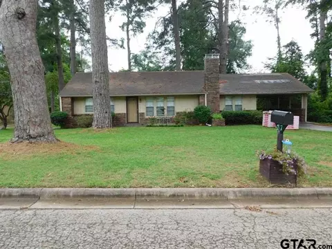 727 Pine St, Gilmer, TX 75644 photo 2