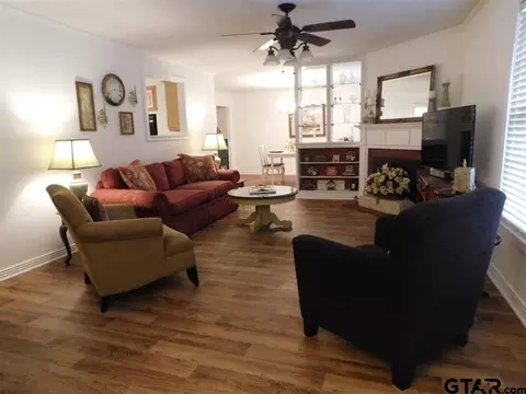 727 Pine St, Gilmer, TX 75644 photo 4