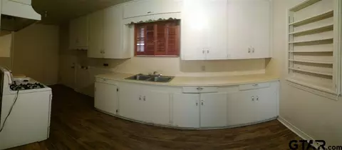 916 Schley, Gilmer, TX 75644 photo 3