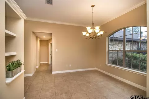 402 E Pirate St, Longview, TX 75604 photo 5