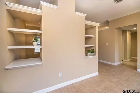402 E Pirate St, Longview, TX 75604 photo 4