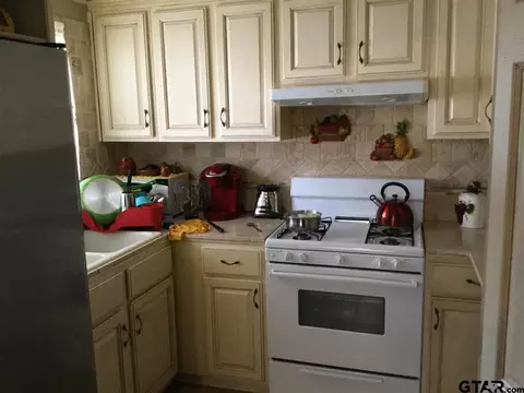 2419 Devine, Tyler, TX 75701 photo 4