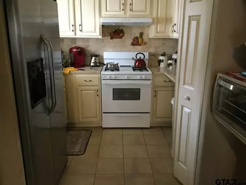 2419 Devine, Tyler, TX 75701 photo 3