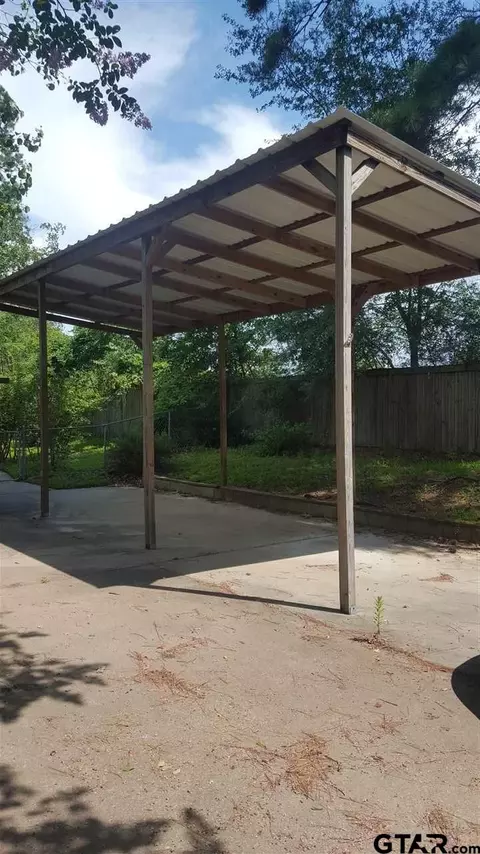 203 Kickapoo Trl, Henderson, TX 75652 photo 3