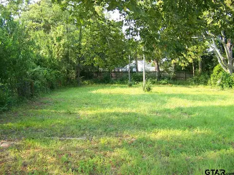 720 Kickapoo St, Jacksonville, TX 75766 photo 2