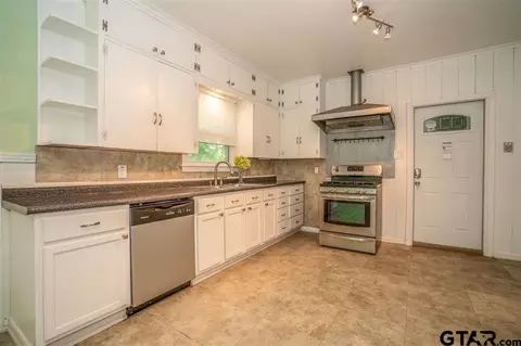200 E Ann Dr, Longview, TX 75601 photo 9