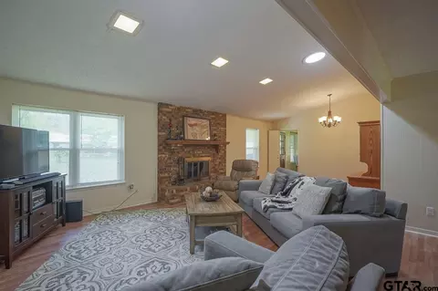 569 N Palm, Van, TX 75790 photo 2