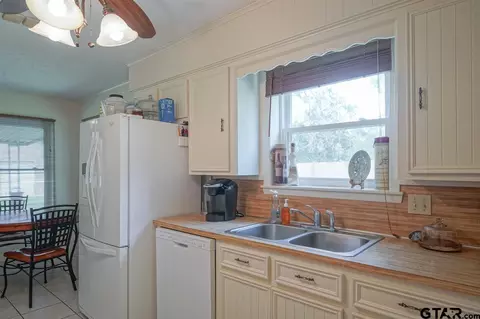 569 N Palm, Van, TX 75790 photo 9