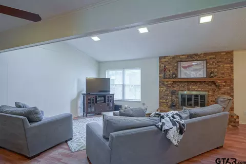 569 N Palm, Van, TX 75790 photo 3