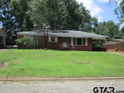 2203 Calvert Dr, Marshall, TX 75672 photo 1