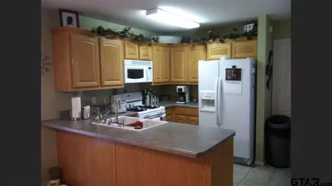 705 Smith, Como, TX 75431 photo 3