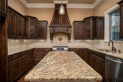 2229 Fallcrest, Tyler, TX 75703 photo 4