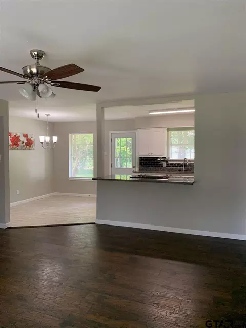 806 Maple St, Commerce, TX 75428 photo 3