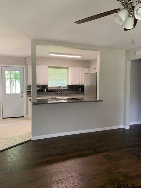 806 Maple St, Commerce, TX 75428 photo 4