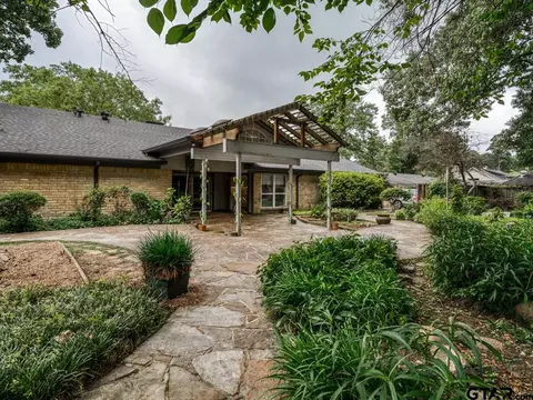 1607 Willowview St, Longview, TX 75604 photo 1
